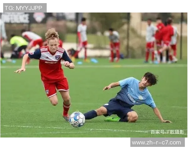 《当足球巨星遇上憧憬已久的小球迷他们之间的梦想与奇迹》 《当足球巨星遇上憧憬已久的小球迷他们之间的梦想与奇迹》